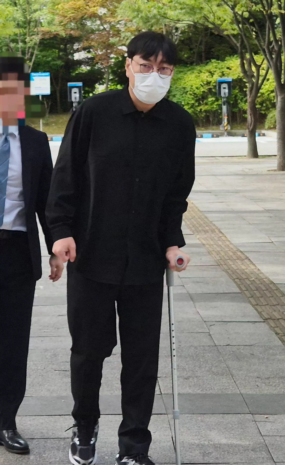 목발 짚은 채 법원에 출석한 이진호 / 뉴스1