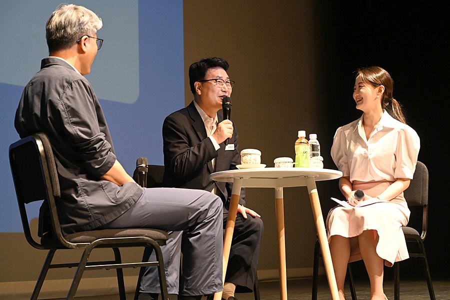 김원기 의정부시장이 8월 13일 의정부예술의전당 소극장에서 ‘청렴 토크콘서트’를 진행하고 있다