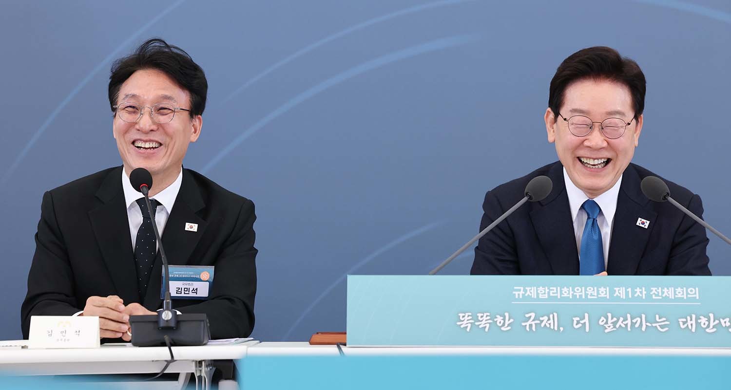 이재명(오른쪽) 대통령과 김민석 더불어민주당 당대표 후보. / 뉴스1