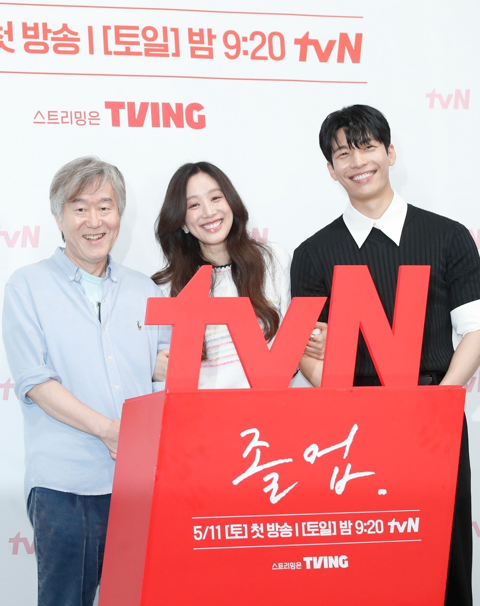 드라마 '졸업' 제작발표회에 참석한 안판석 PD(왼쪽부터)와 배우 정려원, 위하준 / 뉴스1