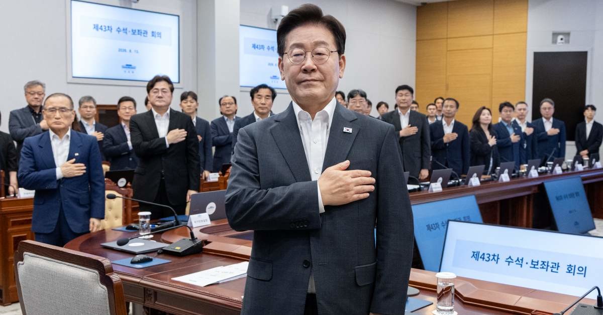 이재명 대통령이 13일 청와대에서 열린 수석보좌관회의에서 국민의례를 하고 있다. / 뉴스1