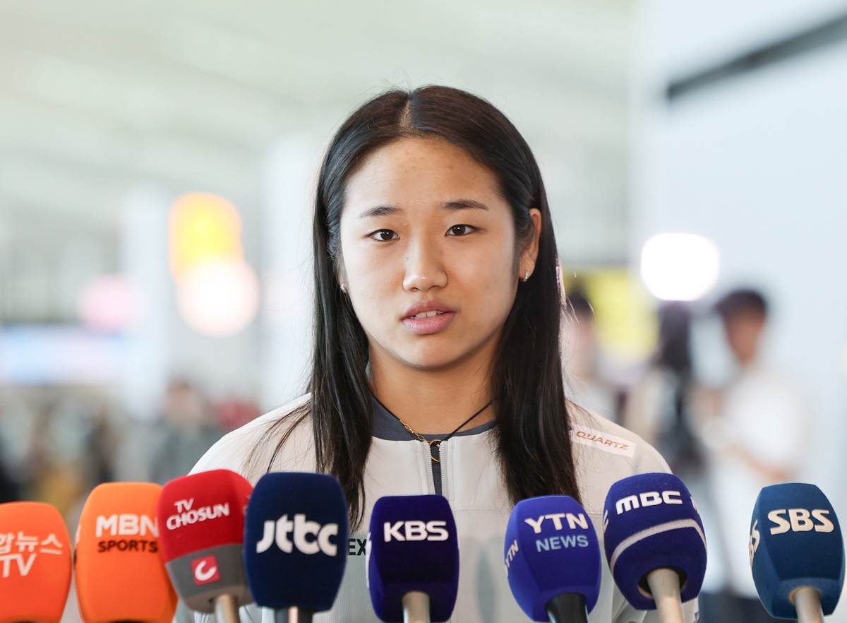 배드민턴 여자 단식 안세영이 세계선수권대회 출전을 위해 14일 인천국제공항을 통해 출국하며 취재진 질문에 답하고 있다. 안세영은 이날 출국을 앞두고 취재진과 만난 자리에서 '몸 상태가 많이 올라왔고 훈련도 정상적으로 따라갈 수 있는 상태'라고 몸 상태를 설명했다. 그러면서 '통증이 아예 없는 수준은 아니지만 참고 컨트롤할 수 있는 정도'라고 덧붙였다. 안세영은 '준비를 많이 한 만큼 현지에서 경기 감각을 빨리 찾는 데 집중해야 할 것 같다'라고 강조했다.      / 연합뉴스