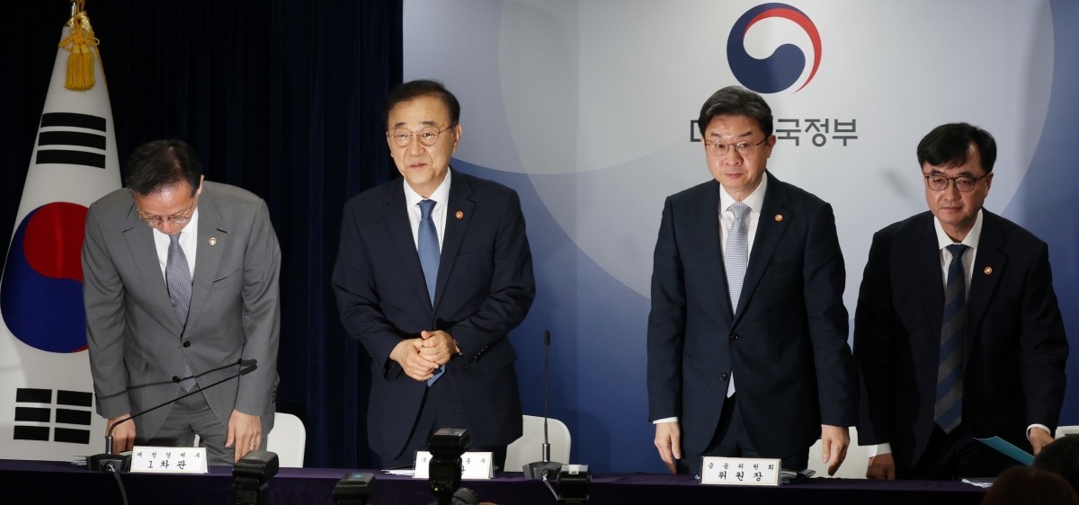 김윤덕 국토교통부 장관 등이 지난 13일 서울 종로구 세종대로 정부서울청사에서 전월세 및 매매시장 안정을 위한 주택 신속공급 방안 및 부동산 시장 안정을 위한 금융 종합대책 발표를 마친 뒤 자리에서 일어서고 있다. 왼쪽부터 이형일 재정경제부 1차관, 김 장관, 이억만 금융위원장, 임기근 국무조정실장. / 뉴스1