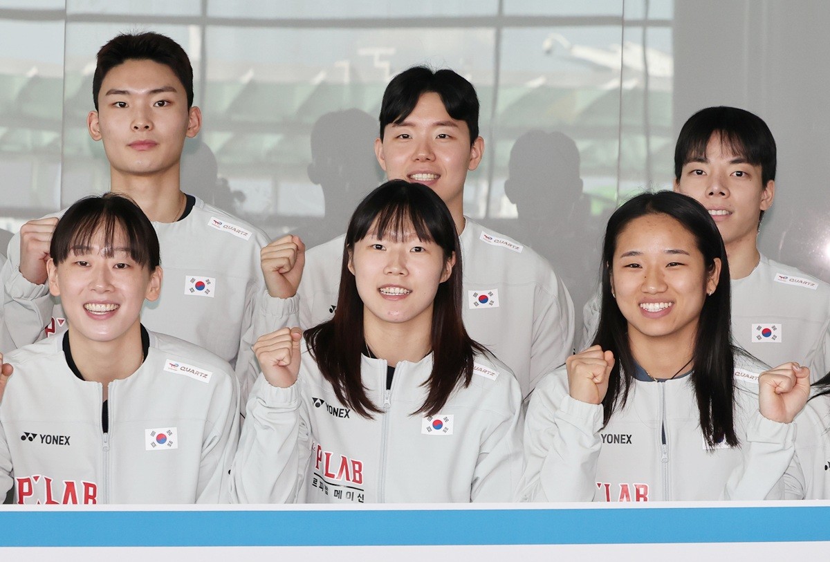 세계선수권대회에 출전하는 배드민턴 여자 단식 안세영(앞줄 오른쪽)을 비롯한 대표팀 선수들이 14일 인천국제공항 제2여객터미널에서 출국하기 전 기념 촬영하고 있다. 안세영은 이날 출국 전 인터뷰에서 발 부상에 대한 심리적 부담감도 스스로 극복해 나가겠다고 각오를 다졌다. 왼쪽 발은 파리올림픽 때부터 안세영을 괴롭힌 고질 증세다. 안세영은 '부상에 대한 트라우마로 몸을 잘 못 쓸 수도 있다는 걱정이 있지만 계속하다 보면 적응하고 내게 맞는 스타일로 바뀔 것'이라고 말했다. 이어 '공격을 무리하게 가져가면 역으로 당할 수 있어 절제 있게 상황에 맞게 사용하는 것이 가장 중요하다'라고 답했다. / 연합뉴스
