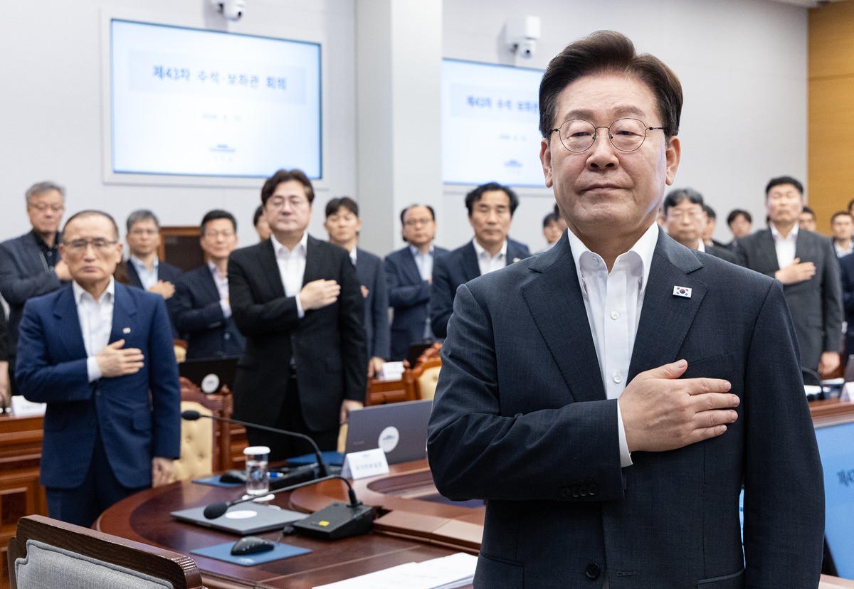 이재명 대통령이 청와대에서 열린 수석보좌관회의에서 국민의례를 하고 있다. 기사 이해를 돕기 위한 자료 사진. 이재명 대통령은 최근 국민의힘 소속 다선 의원들과 골프 회동을 하면서 분권형 권력구조 개헌 문제와 관련해 ''내 임기를 단축해서라도 나는 개헌을 해야 된다고 생각한다'라고 말했다'라고 당시 회동에 참석한 김태호 국민의힘 의원이 13일 연합뉴스에 전했다. / 뉴스1