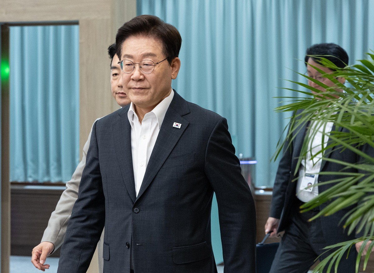 이재명 대통령이 13일 청와대에서 열린 수석보좌관회의에 입장하고 있다. / 뉴스1