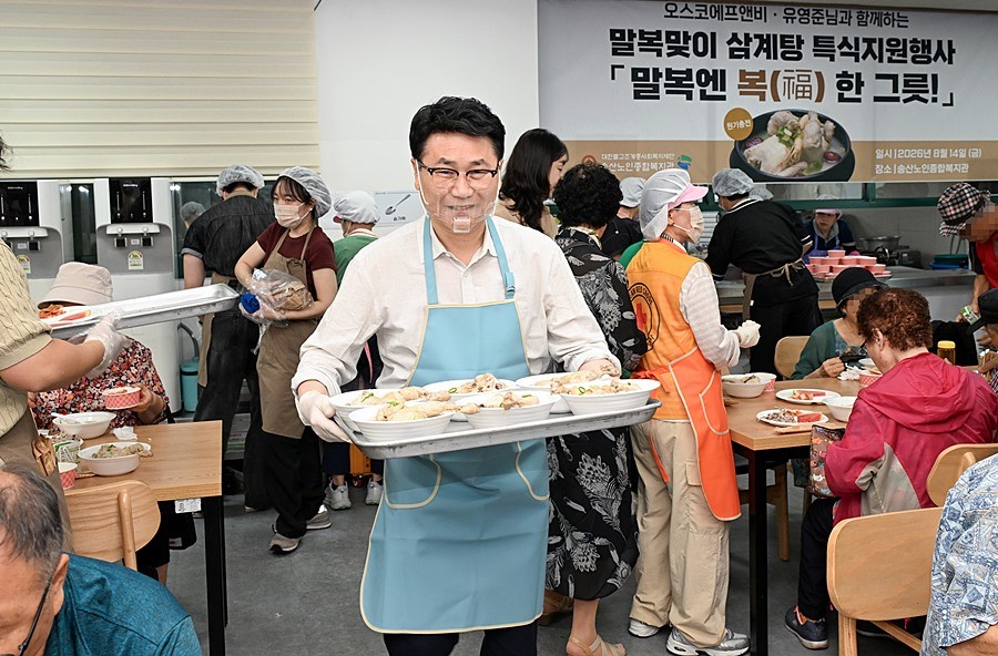 김원기 의정부시장이 8월 14일 송산노인종합복지관에서 열린 ‘말복엔 복 한 그릇’ 행사에서 배식 봉사를 하고 있다