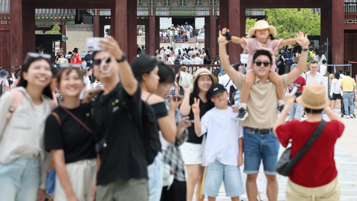 연일 계속되던 폭염이 살짝 강도를 낮춘 9일 경복궁 찾은 내외국인 관광객들이 관람을 하고 있다. / 연합뉴스