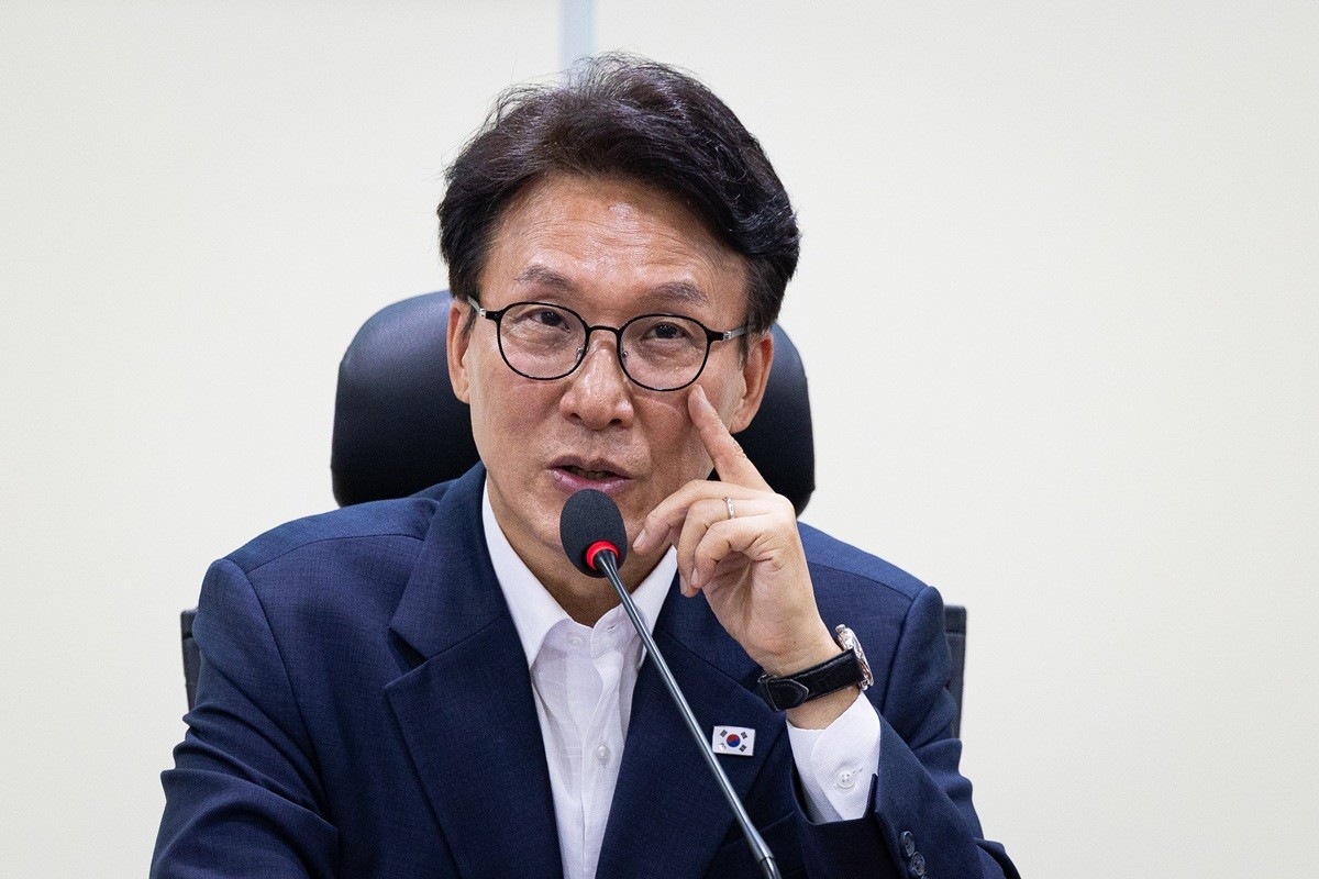 김민석 더불어민주당 당 대표 후보 자료 사진. 김민석 후보는 이재명 정부의 부동산 세제개편안과 관련해 '비거주 1주택자 장기보유특별공제(장특공) 전면 폐지는 사실상 증세'라며 보완이 필요하다는 입장을 밝혔다. 김 후보는 14일 엑스에 올린 글에서 '부동산 세제 개편안은 큰 방향에 공감하는 전제 위에서 디테일 보완 논의가 필요하다'라며 이렇게 말했다. / 뉴스1