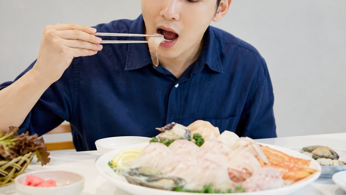 회 먹는 사람. 기사 이해를 돕기 위해 AI툴로 생성한 자료사진.