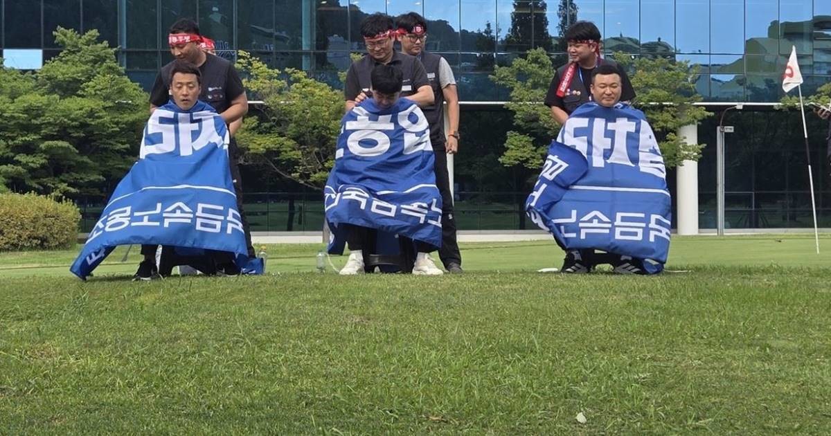 ▲ “더는 물러설 곳 없다”…리노공업 노조 지도부가 14일 회사 본사 앞마당에서 삭발식을 강행하고 있다. 노조는 이날 삭발과 함께 단식농성에 돌입하며 사측을 향한 투쟁 수위를 최고조로 끌어올렸다. / 사진=연합