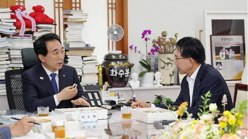 박수현 충남도지사가 14일 오전 서산시청 시장 집무실에서 이완섭 서산시장과 샌드위치로 조찬을 함께하며 지역 주요 현안에 대해 의견을 나누고 있다./사진=충남도