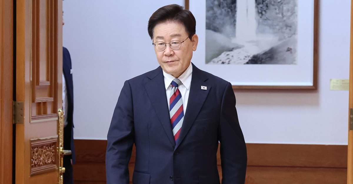 이재명 대통령이 14일 청와대에서 열린 청년정책 대전환을 위한 청년정책 전문가 간담회에 입장하고 있다. / 청와대통신사진기자단, 뉴스1