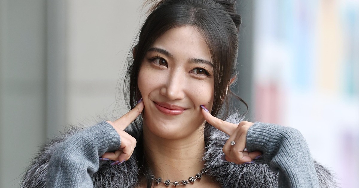 가수 겸 작곡가 이재가 라디오 '이은지의 가요광장' 출연을 위해 지난해 10월 13일 오전 서울 영등포구 KBS 본관으로 들어서며 인사를 하고 있다. / 뉴스1