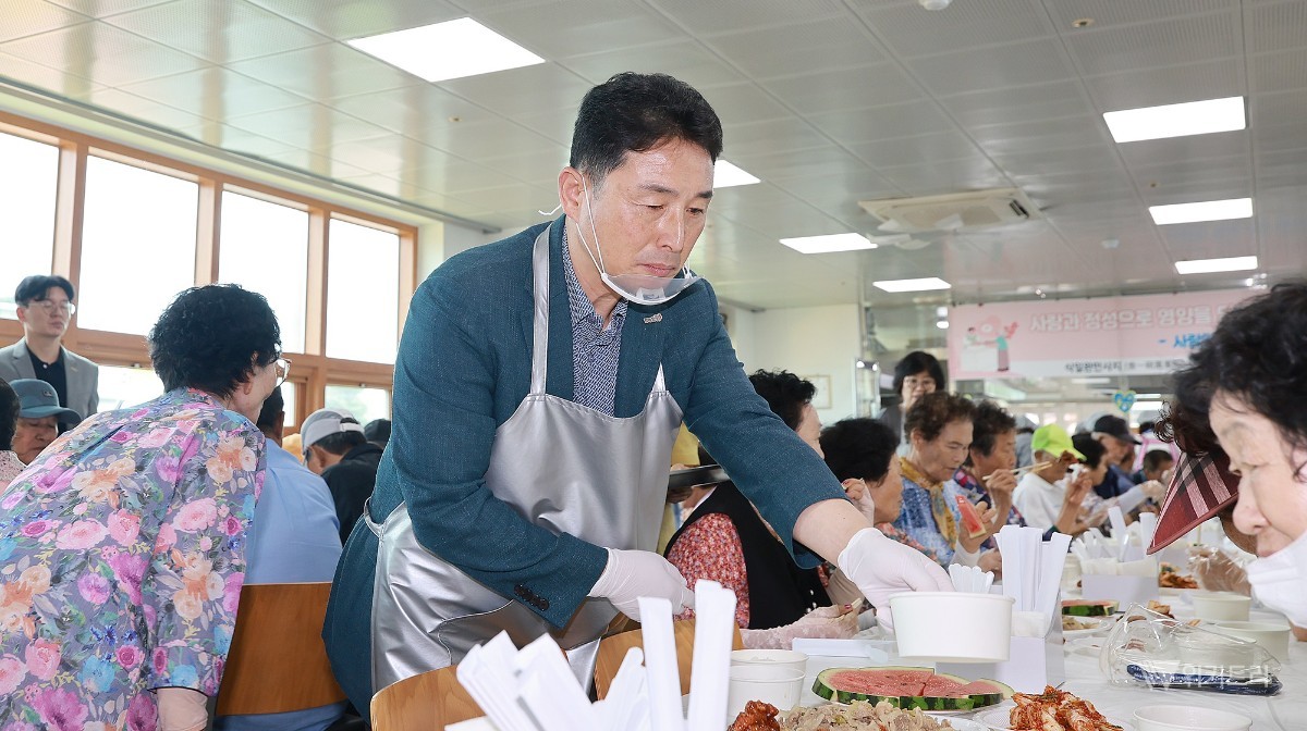 이남오 함평군수, 말복 찜통더위 씻어낸 훈훈한 보양식 나눔 봉사