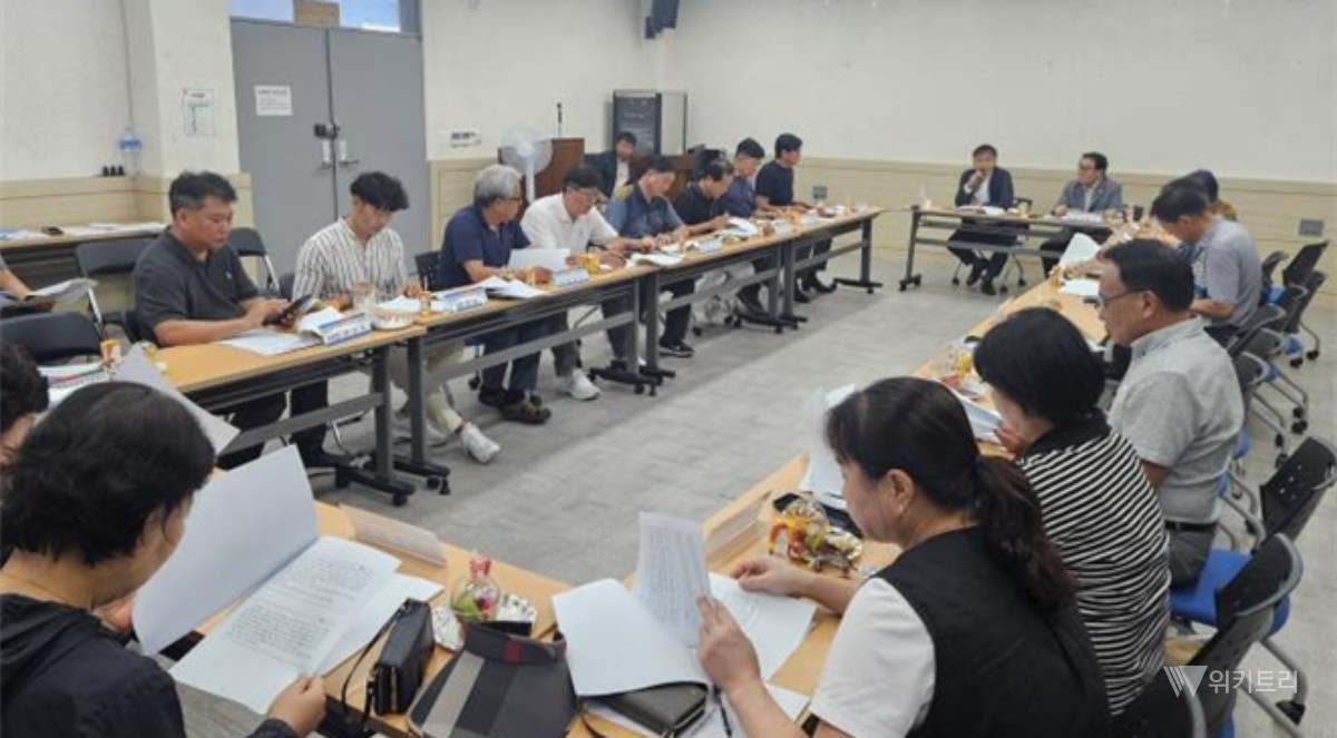 함평경찰서는 지난 13일 오후 3시, 함평군소상공인연합회 회의실에서 관내 식당 및 카페 등을 운영하는 지역 소상공인 20여 명을 특별 초청하여 ‘노쇼 사기 피해 예방 및 대응을 위한 현장 간담회’를 성황리에 개최했다. / 함평경찰