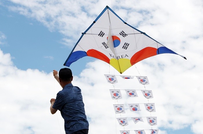 제81주년 광복절을 이틀 앞둔 13일 경기 수원시 팔달구 수원화성 창룡문에서 한국연연맹 회원들이 태극기 연을 날리고 있다. 2026.8.13/뉴스1