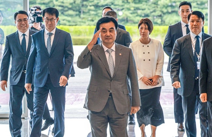안규백 국방부 장관이 14일 서울 용산구 국방부 청사로 출근하며 직원들에게 경례를 하고 있다. 윤석열 정부 당시 용산 대통령실 이전으로 대통령실에 청사를 내줬던 국방부는 약 4년 만에 다시 기존 청사로 복귀했다. 2026.8.14/뉴스1