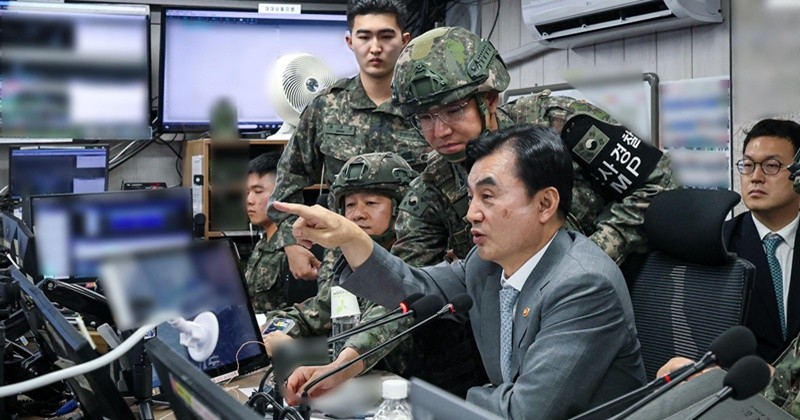 안규백 국방부 장관이 13일 육군 5사단 GOP를 방문해 군사대비태세를 점검하고 있다. (국방부 제공. 재판매 및 DB 금지) 2026.8.13/뉴스1