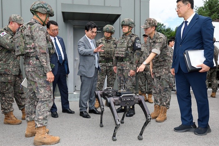 안규백 국방부 장관이 13일 육군 5사단 AI 경계작전센터를 방문해 다족보행로봇 시연을 참관하고 있다. (국방부 제공. 재판매 및 DB 금지) 2026.8.13/뉴스1