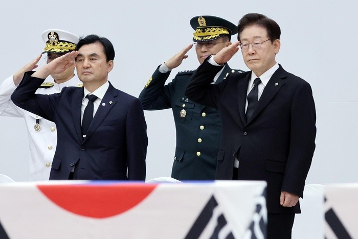 이재명 대통령과 안규백 국방부 장관이 5일 경기 성남시 서울공항에서 열린 한미 6·25전사자 유해 상호봉환식에 참석해 경례를 하고 있다. 2026.6.5/뉴스1