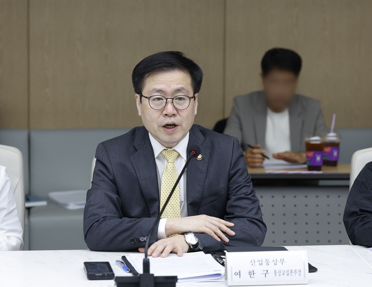 여한구 산업통상부 통상교섭본부장이 1서울 중구 대한상공회의소 EC룸에서 열린 제57차 통상추진위원회를 주재하고 있다. 자료 사진. 한미 관세 협상 등 주요 통상 현안에서 실무 사령탑 역할을 해온 여한구 산업통상부 통상교섭본부장이 전격 경질됐다. 여 본부장의 경질은 미국의 무역법 301조 조사, 쿠팡 이슈 등 민감한 통상 현안이 산적한 상황에서 이뤄져 배경에 관심이 쏠리고 있다. 이와 관련해 산업통상부 측은 연합뉴스에 '정무직 인사는 임면권자의 권한 및 정무적 판단 영역으로 부처 차원에서 배경을 언급하는 것은 부적절하다'라며 '임면권자의 인사 조치에 따라 통상 현안에 차질이 없도록 만전을 기하고 있다'라고 밝혔다. / 산업통상부 제공-뉴스1