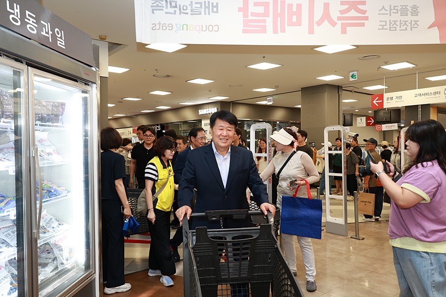 '한 달 만에 문 연 홈플러스 작전점' 박형우 계양구청장, 장보기로 응원
