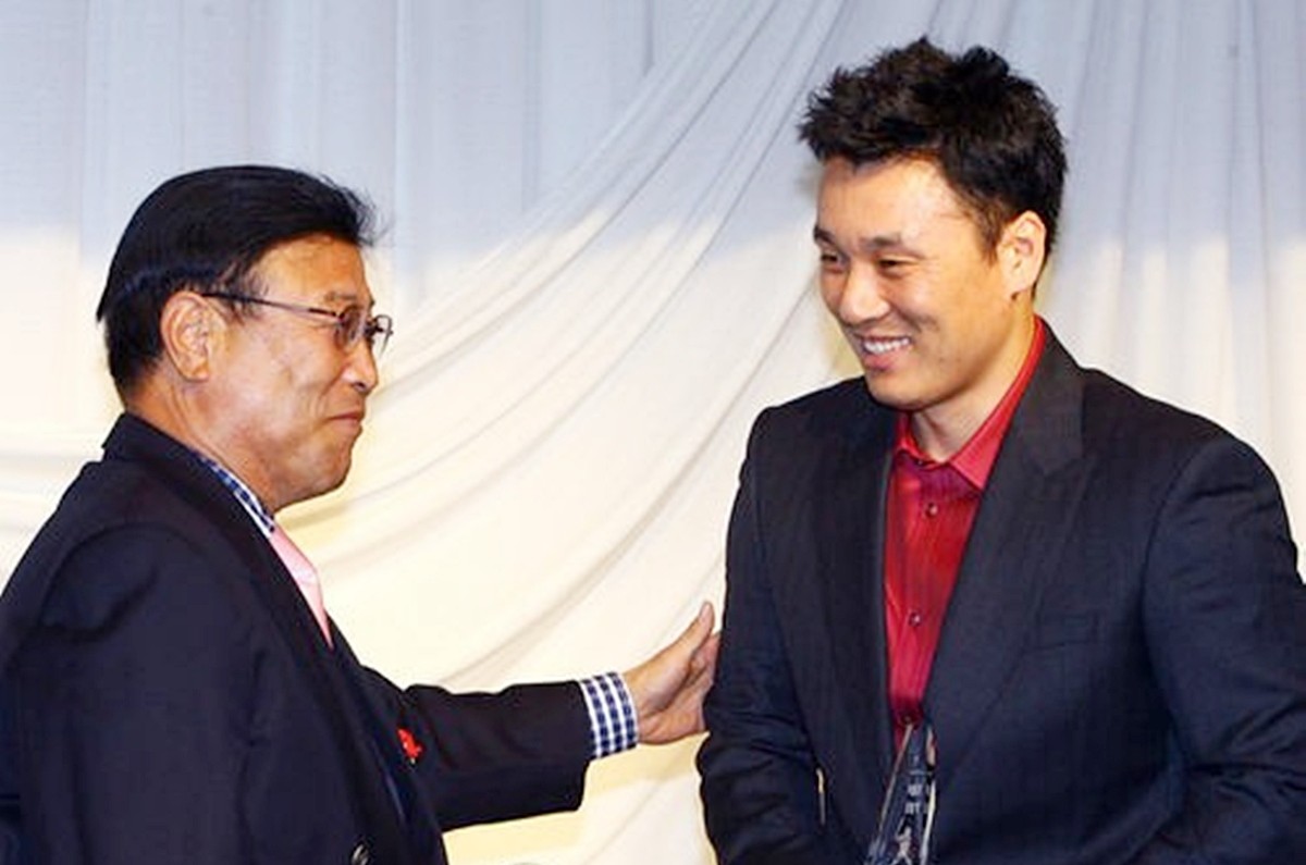 2006년 일구상 수상 당시 고 백인천 전 감독(왼쪽)과 이승엽 전 감독 / 연합뉴스