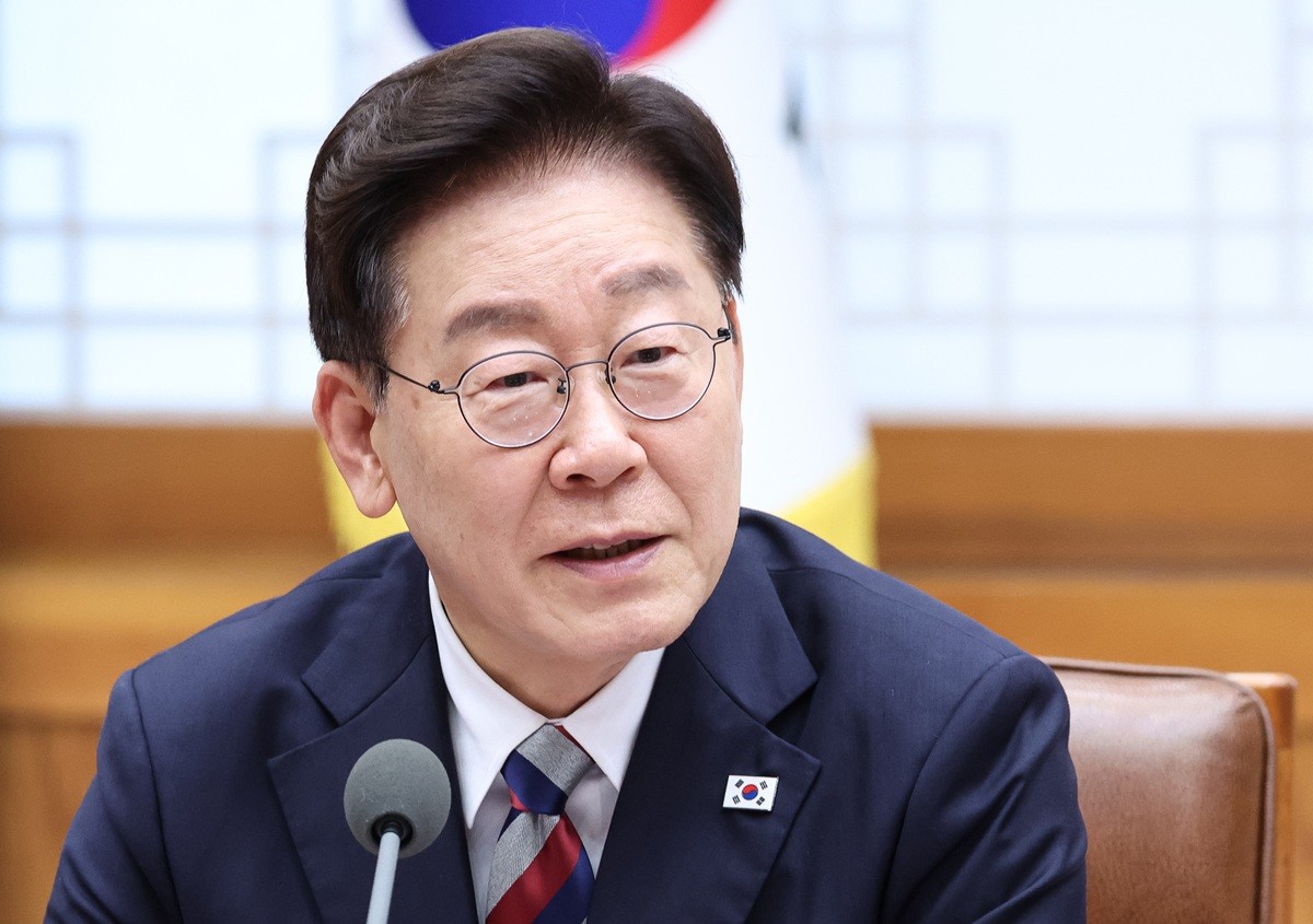 이재명 대통령이 청와대에서 열린 청년정책 대전환을 위한 청년정책 전문가 간담회에서 발언하고 있다. 자료 사진. 국민의힘은 이재명 대통령이 최근 자당 의원들과 잇따라 골프 회동을 한 것에 대해 '국민의힘 의원 중 개헌에 찬성하는 일부 의원들을 포섭하려는 꼼수'라고 비판했다. 박성훈 수석대변인은 15일 서울 여의도 국회에서 기자들과 만나 '이재명 대통령이 추진하는 것은 연임이 가능한 개헌을 통해 본인의 퇴임 후 재판을 피하려는 빌드업 과정'이라며 이렇게 지적했다. / 뉴스1