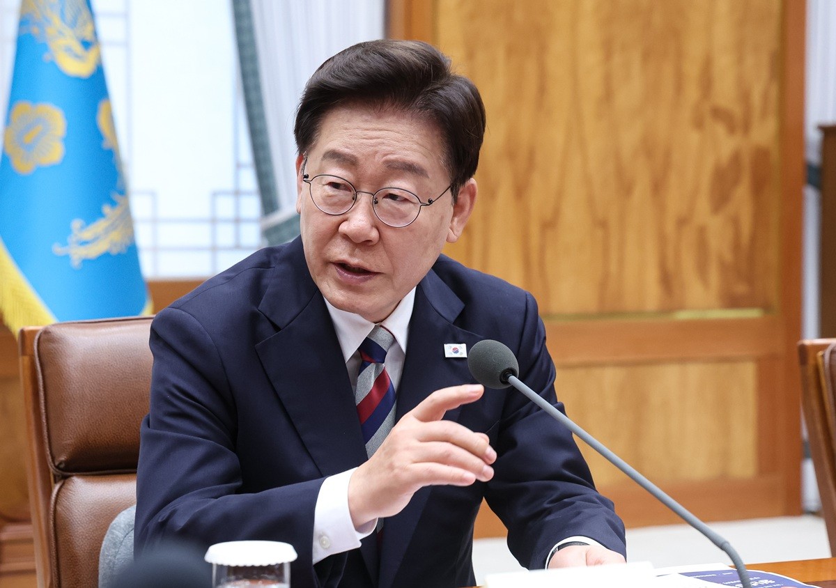 이재명 대통령이 청와대에서 열린 청년정책 대전환을 위한 청년정책 전문가 간담회에서 발언하고 있다. 자료 사진. 국민의힘은 이재명 대통령이 최근 자당 의원들과 잇따라 골프 회동을 한 것에 대해 '국민의힘 의원 중 개헌에 찬성하는 일부 의원들을 포섭하려는 꼼수'라고 비판했다. 박성훈 수석대변인은 15일 서울 여의도 국회에서 기자들과 만나 '이재명 대통령이 추진하는 것은 연임이 가능한 개헌을 통해 본인의 퇴임 후 재판을 피하려는 빌드업 과정'이라며 이렇게 지적했다. / 뉴스1