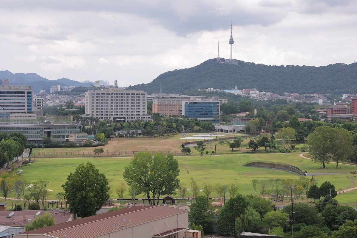 서울 용산 어린이정원 일대 모습. 기사 이해를 돕기 위한 자료 사진. 서울시에 이어 서울 용산구도 정부가 용산공원을 주택 공급 후보지로 검토하는 것에 대해 반대 입장을 밝혔다. 서울 용산구는 15일 낸 입장문에서 '국토교통부 장관이 용산공원 내 어린이정원을 넘어 용산공원 전체를 주택 공급 후보지로 검토하겠다고 밝힌 데 깊은 유감을 표하며 이런 추진 방향에 강력히 반대한다'라고 밝혔다. / 연합뉴스