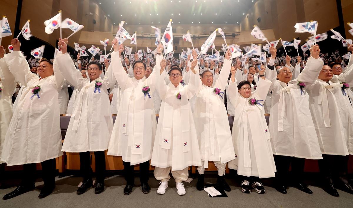 참석인사들의 만세삼창/경북도