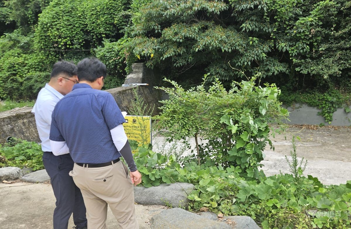 보성군이 철거한 불법시설이 다시 설치되는 것을 막기 위해 전남광주특별시와 합동으로 상행위 시설 특별점검을 하고 있다. / 보성군