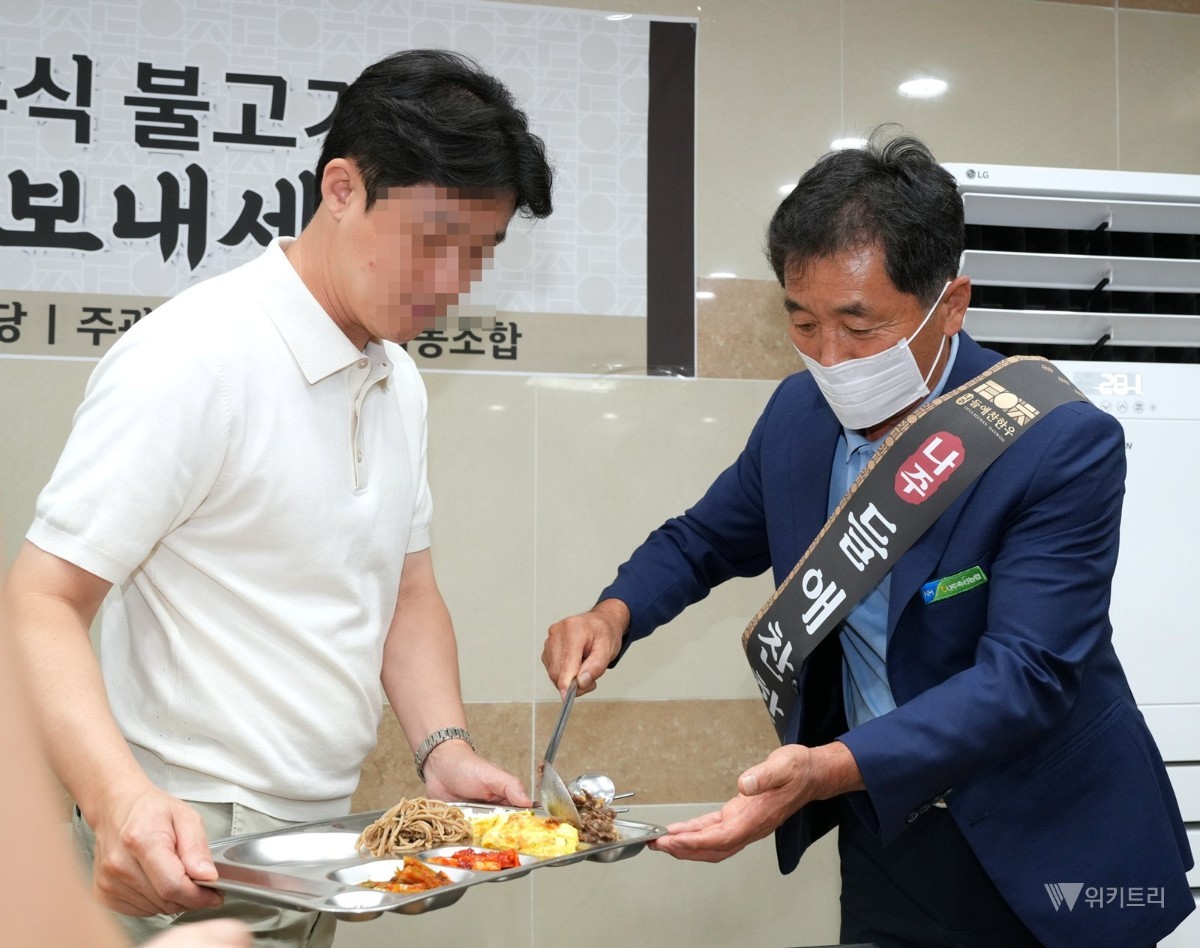 나상필 조합장(오른쪽)이 공직자에게 나주들애찬한우를 홍보하며 불고기를 담아주고 있다. / 나주시