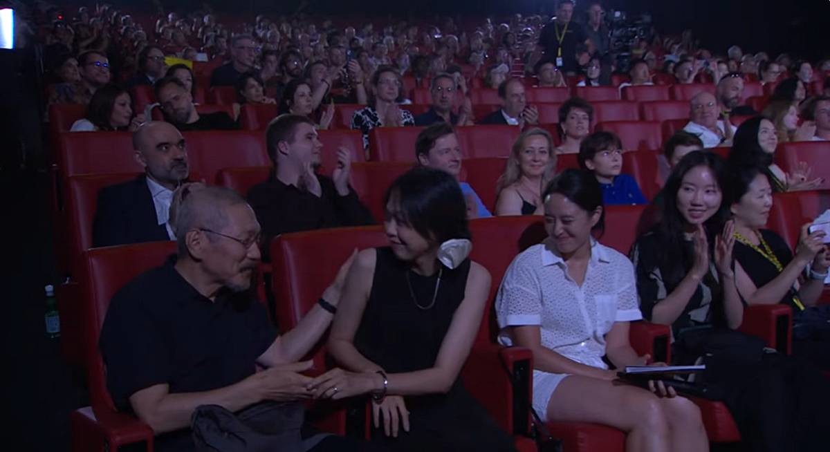 홍상수 축하 받는 김민희 / 유튜브 'Locarno Film Festival'