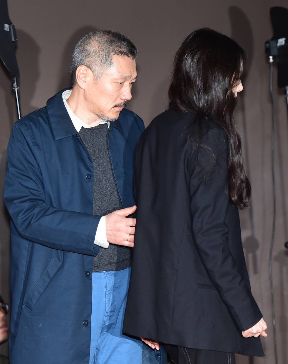 과거 김민희 챙기는 홍상수 감독 / 뉴스1