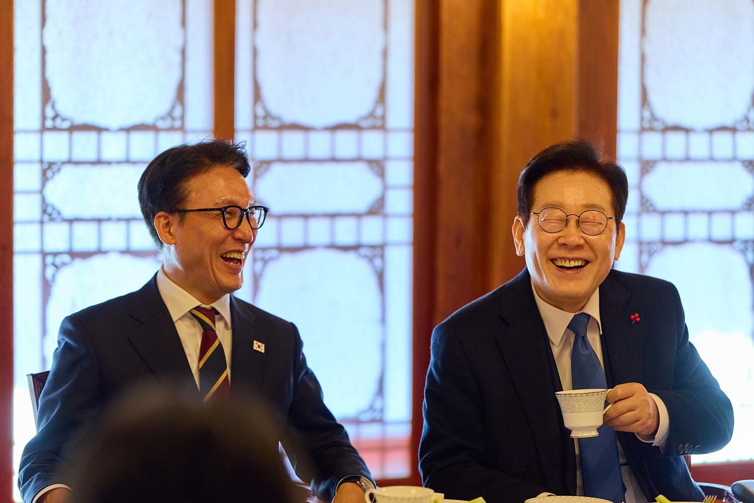 이재명(오른쪽) 대통령과 김민석 더불어민주당 당대표 후보. 김 후보가 국무총리였을 당시 청와대가 지난해 12월 30일 촬영해 언론에 제공한 사진이다.