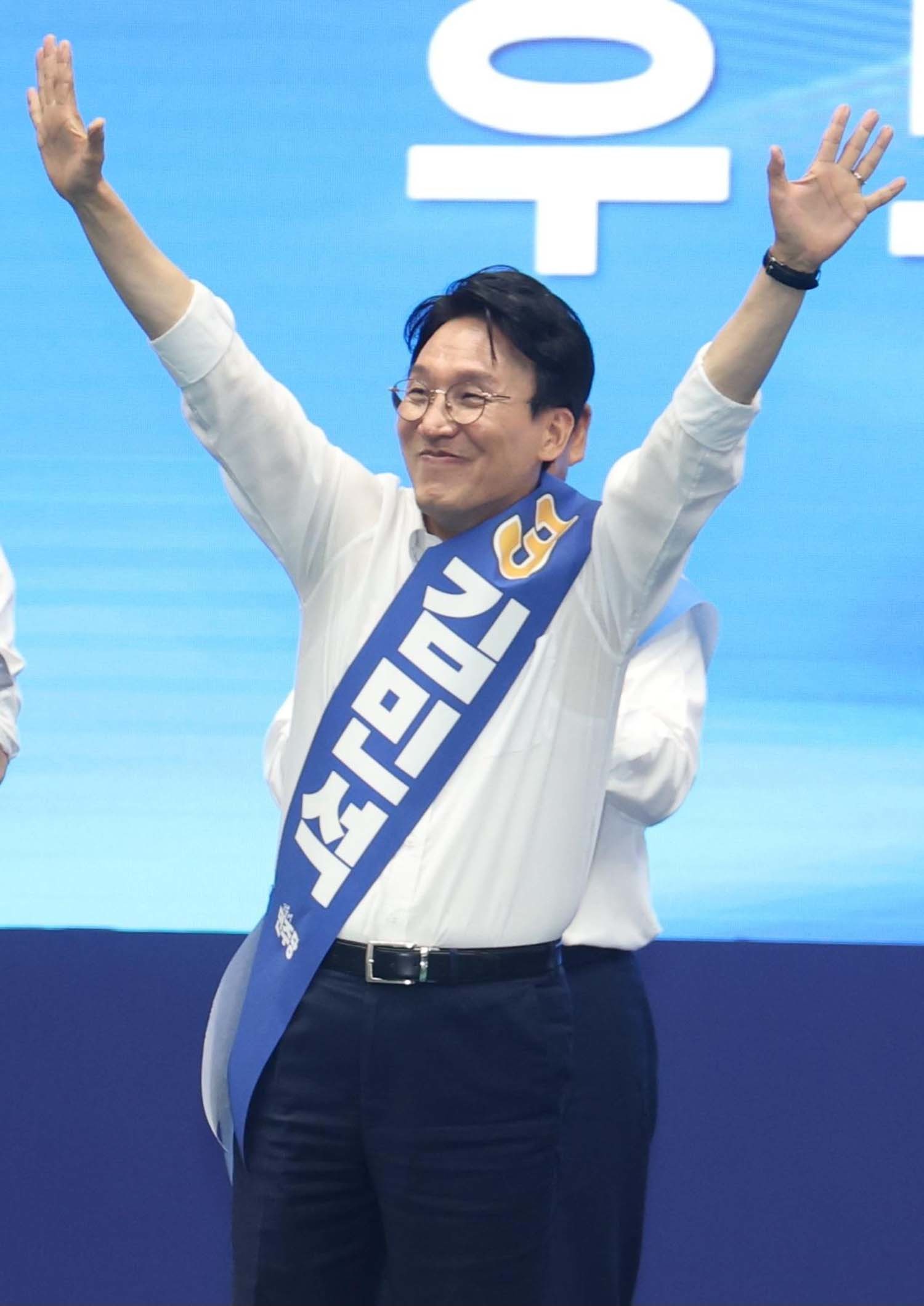 김민석 더불어민주당 당대표 후보가 15일 전북 익산시 원광대학교 문화체육관에서 열린 민주당 당대표·최고위원 선출을 위한 전북 합동연설회에서 인사를 하고 있다. / 뉴스1