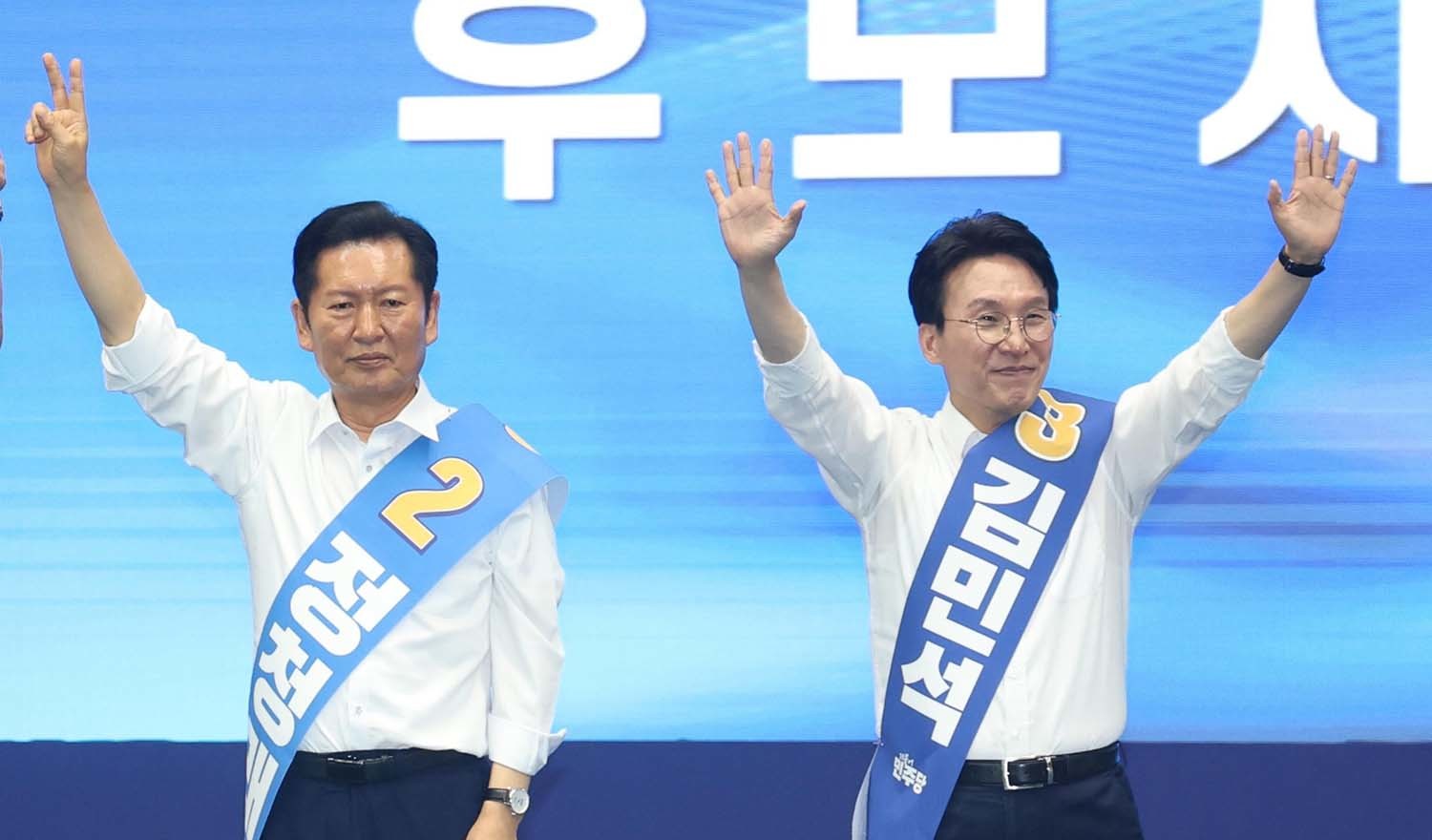 정청래(왼쪽)·김민석 더불어민주당 당대표 후보가 15일 전북 익산시 원광대학교 문화체육관에서 열린 민주당 당대표·최고위원 선출을 위한 전북 합동연설회에서 인사를 하고 있다. / 뉴스1