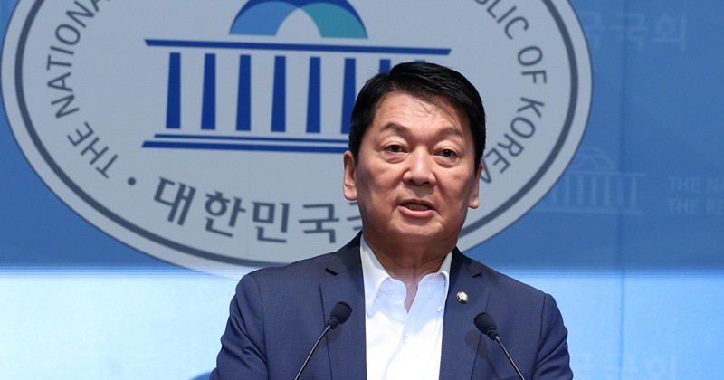 안철수 국민의힘 의원이 12일 오전 서울 여의도 국회 소통관에서 당 지도부와 조직강화특위에 쇄신안을 건의하고 있다. 2026.8.12/뉴스1