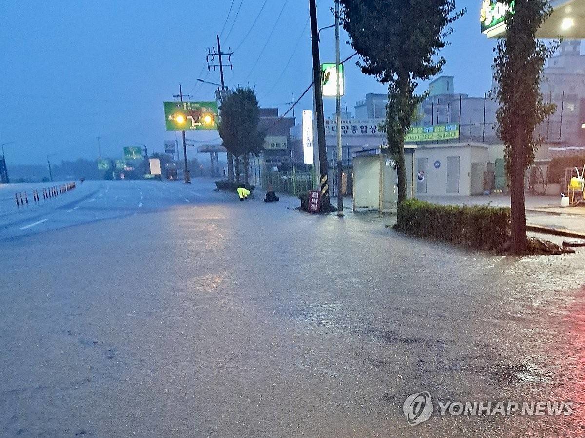 16일 오전 전남목포시 옥암동 간선도로 일부가 폭우에 잠겨 있다. 목포에는 시간당 최대 66.4㎜의 강한 비가 쏟아지는 등 밤사이 150㎜ 넘는 비가 내렸다 / 연합뉴스