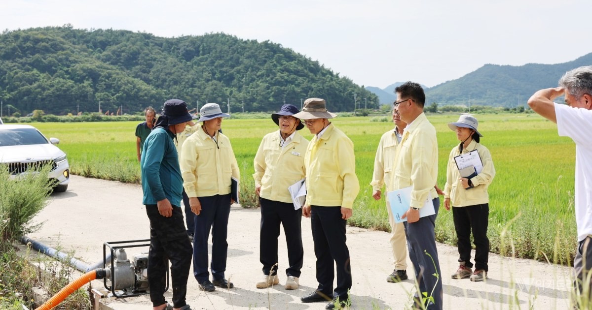 이재각 진도군수는 지난 14일 임회면과 지산면, 군내면 일원의 양수장과 저수지, 방조제 등을 차례로 방문해 가뭄 대응 상황을 살피고 농업 현장의 애로사항을 청취했다. / 진도군