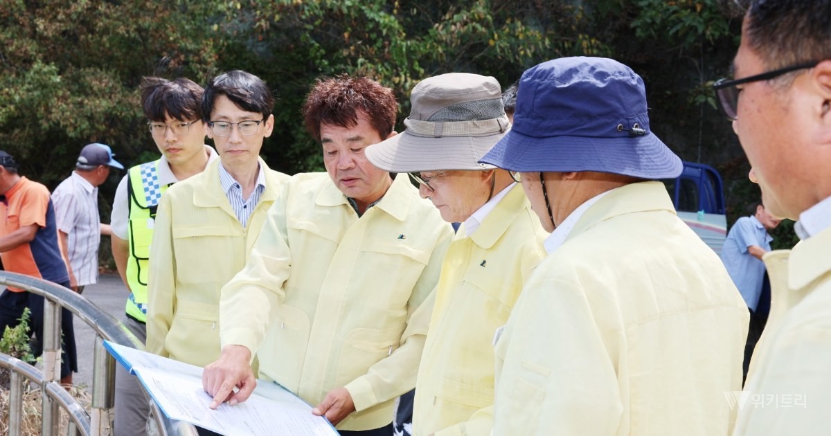 이재각 진도군수는 지난 14일 임회면과 지산면, 군내면 일원의 양수장과 저수지, 방조제 등을 차례로 방문해 가뭄 대응 상황을 살피고 농업 현장의 애로사항을 청취했다. / 진도군