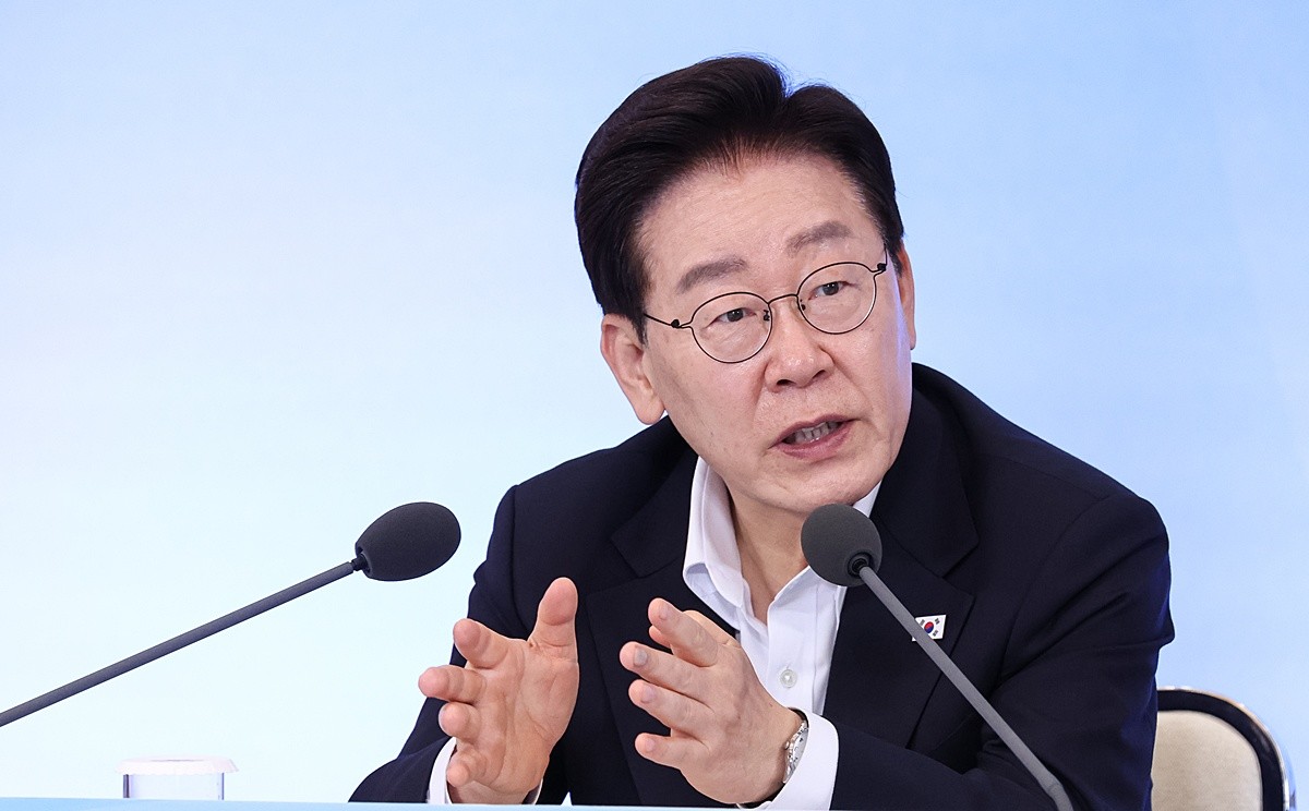 이재명 대통령이 청와대에서 열린 미래성장동력 7대SEED 보고회에서 발언하고 있다. 기사 이해를 돕기 위한 자료 사진. 이재명 대통령의 국정 수행 지지도가 5주 연속 하락해 취임 후 최저치를 기록한 것으로 17일 나타났다. 리얼미터가 에너지경제신문 의뢰로 지난 10∼14일 전국 18세 이상 2511명을 대상으로 조사한 결과 이재명 대통령의 국정 수행에 대한 긍정 평가는 지난주보다 0.3%포인트(p) 내린 43.0%로 집계됐다. / 뉴스1