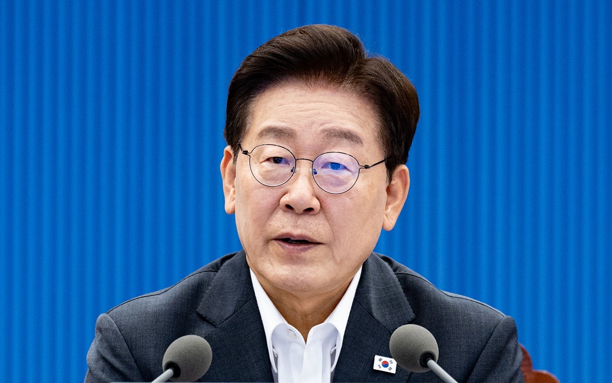 이재명 대통령이 13일 청와대에서 열린 수석보좌관회의에서 발언을 하고 있다. 기사 이해를 돕기 위한 자료 사진. 이재명 대통령의 국정 수행 지지도가 5주 연속 하락해 취임 후 최저치를 기록한 것으로 나타났다. 리얼미터가 에너지경제신문 의뢰로 지난 10∼14일 전국 18세 이상 2511명을 대상으로 조사한 결과 이재명 대통령의 국정 수행에 대한 긍정 평가는 지난주보다 0.3%포인트(p) 내린 43.0%로 집계됐다.      / 뉴스1