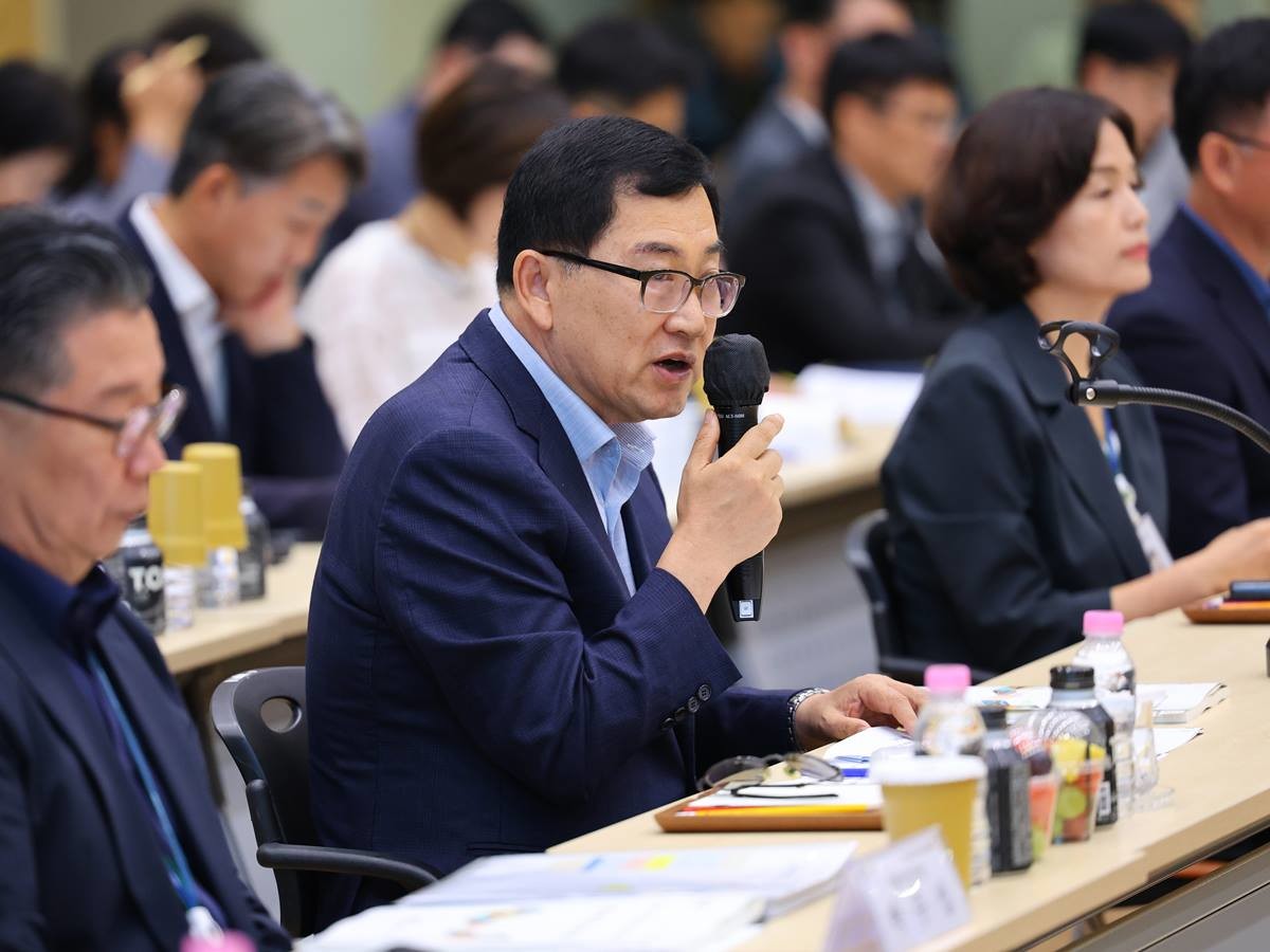 주낙영 경주시장이 14일 열린 국민의힘-경주시 정책간담회에서 주요 현안사업의 국·도비 확보 방안에 대해 설명하고 있다.