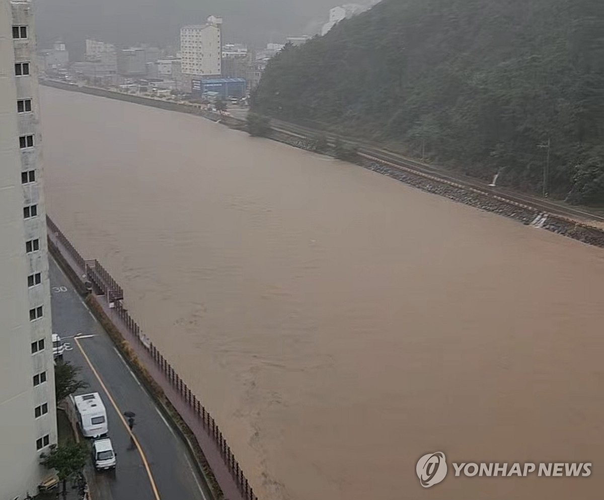 17일 경남 거제시 한 아파트 주변 하천이 이날 내린 비로 불어난 모습 / 연합뉴스
