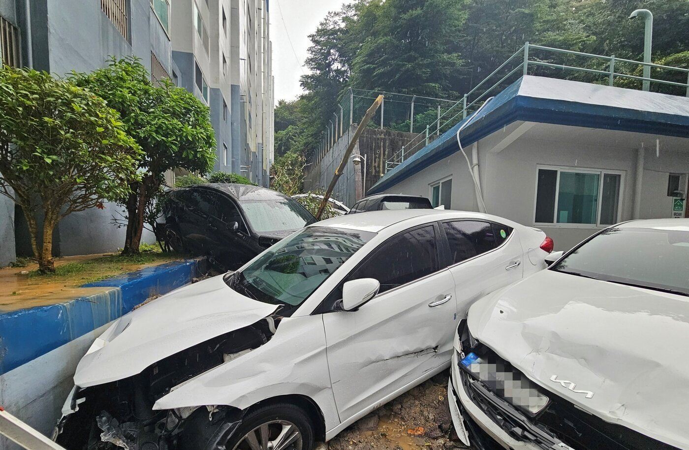 거제에서 발생한 산사태로 주차된 차들이 파손된 모습 / 뉴스1