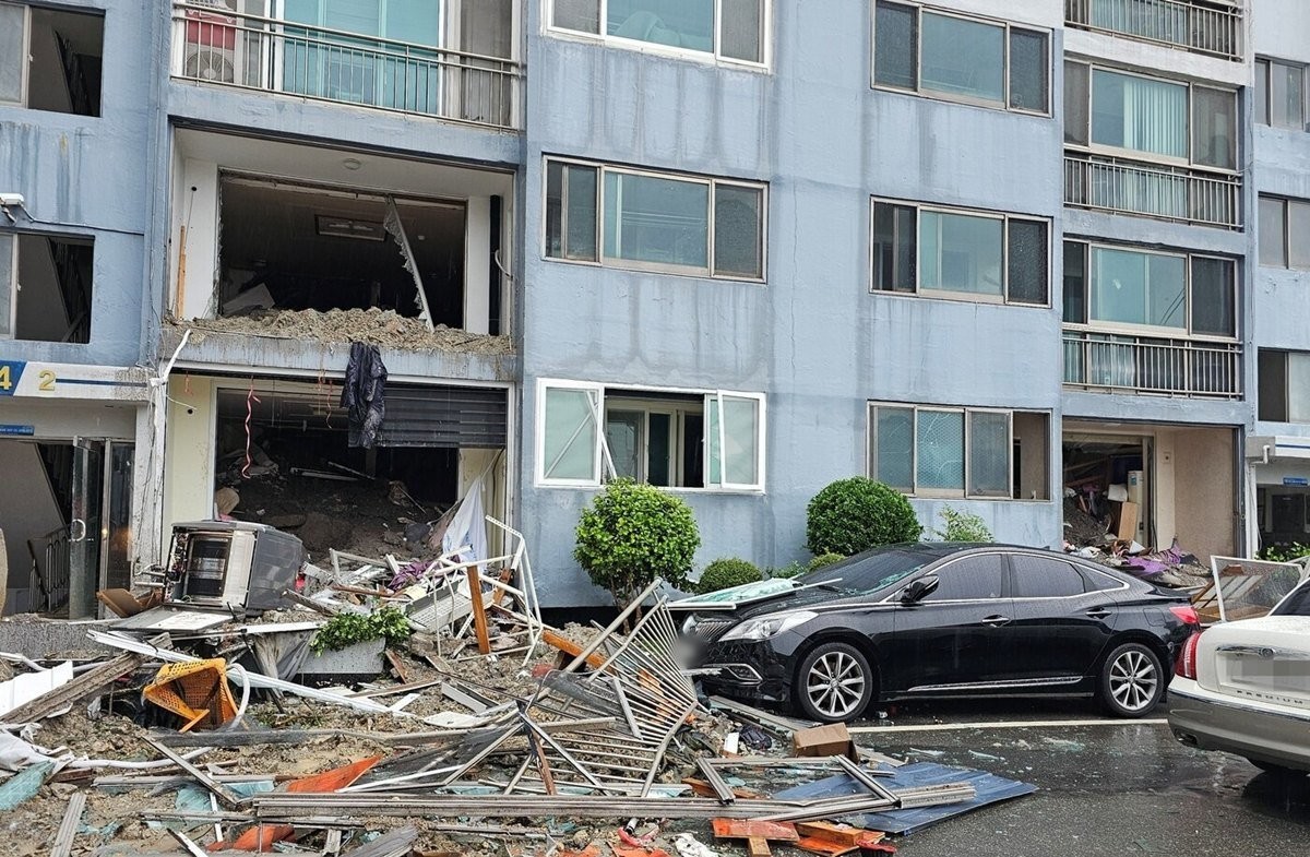 산사태에 매물된 거제시 옥포동의 한 아파트에 토사가 밀려와 있다. / 뉴스1