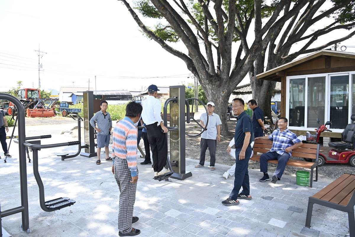 어르신들이 구지면 가천리 경로당 인근 공동주차장에 인접해 설치된 운동기구를 사용하고 있다.